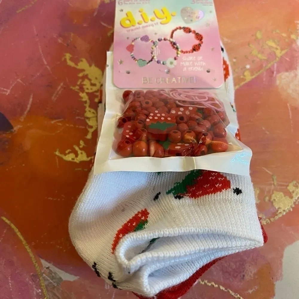 D.I.Y. Girls 6 Pairs of Socks, Bracelet making kit